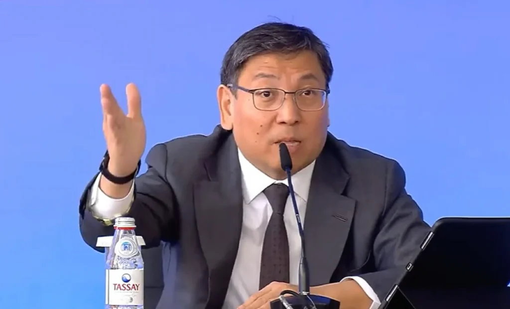 Аким Алматы Ерболат Досаев на встрече с горожанами / Скрин из трансляции