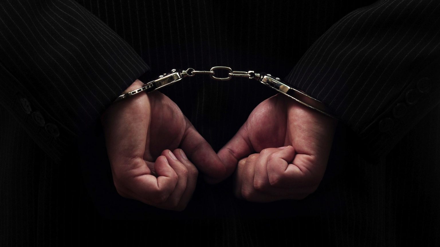 Авария с 10 погибшими: водителя арестовали после выписки из больницы наручники