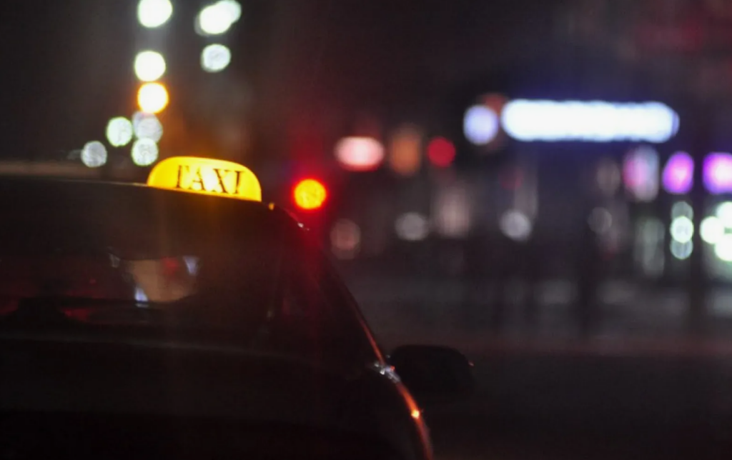 С телефоном за рулём: в «КазАвтоЖол» обратились к водителям такси