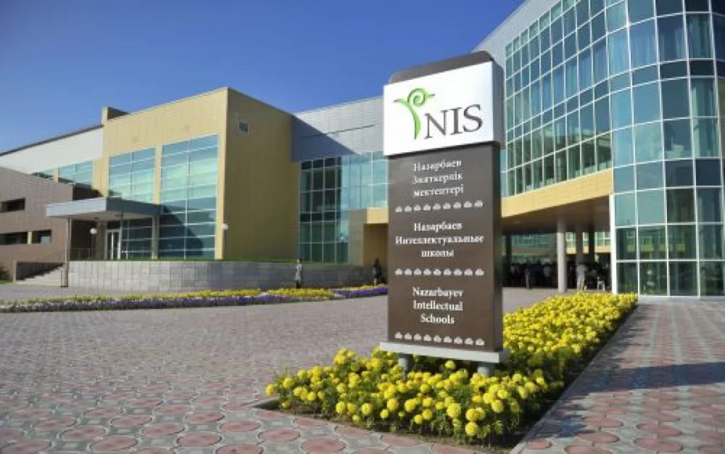 В Петропавловске школьник упал с третьего этажа здания НИШ