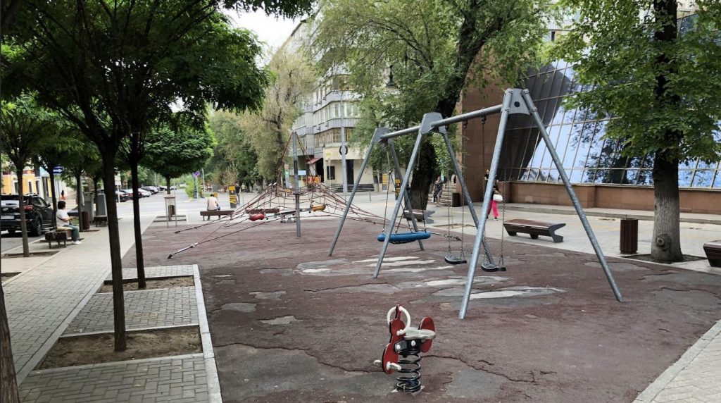 Мужчина пнул ребёнка на детской площадке в Алматы