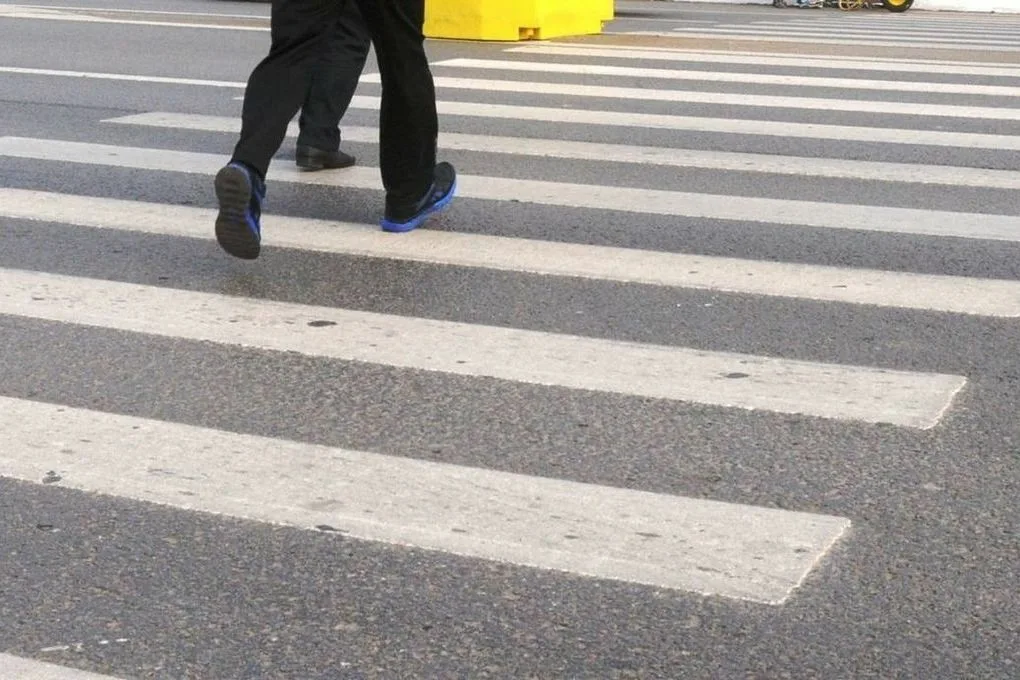 Засмотрелся в телефон: в Алматы водитель автобуса сбил девушку на пешеходном переходе