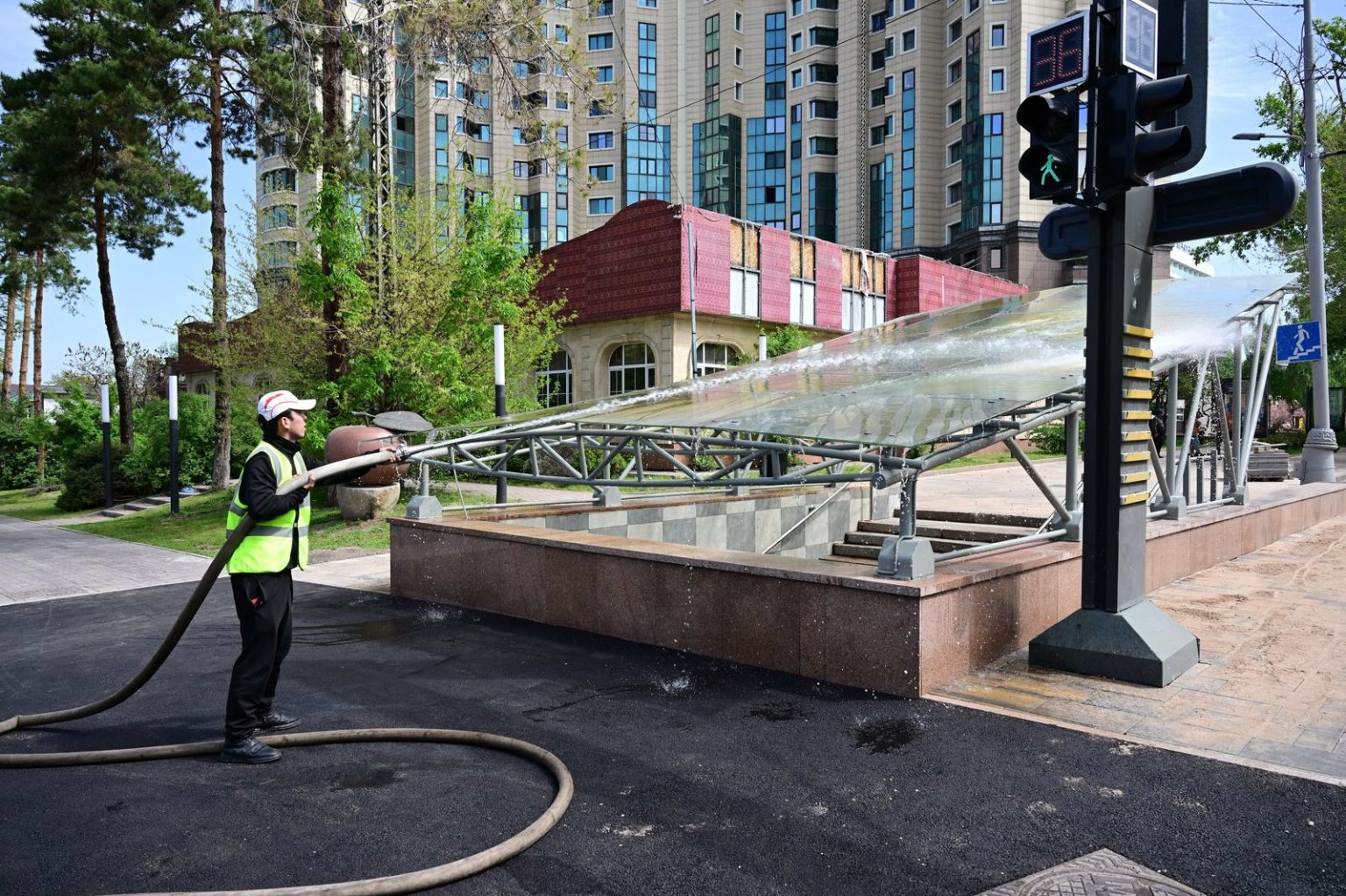 Повысить на 100% зарплату коммунальным работникам Алматы просят чиновники Уборка улиц в Алматы