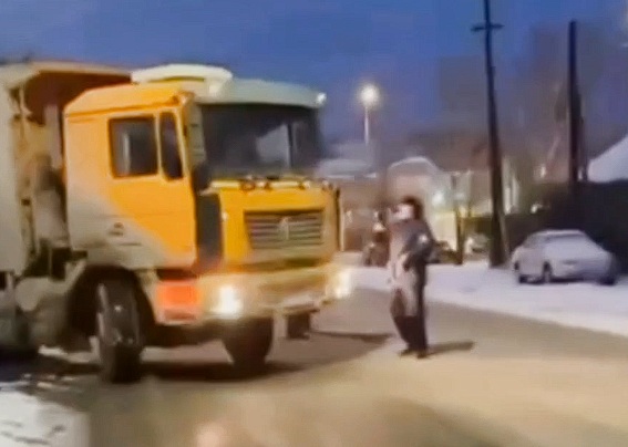 КамАз едва не задавил полицейского в Семее