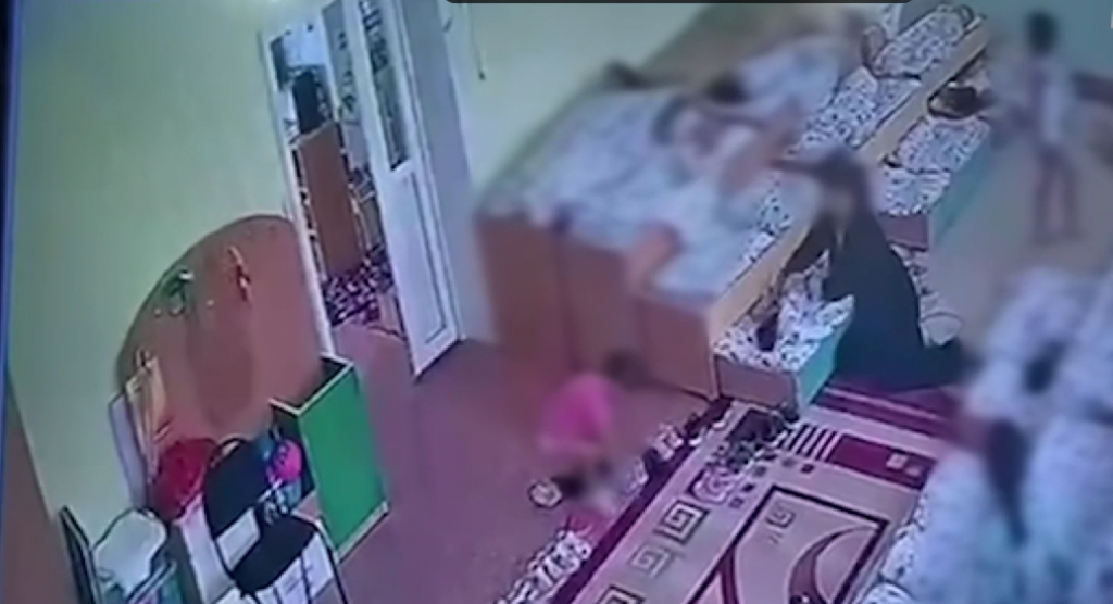 Родители особенного ребёнка требуют наказать воспитателя детсада в Семее