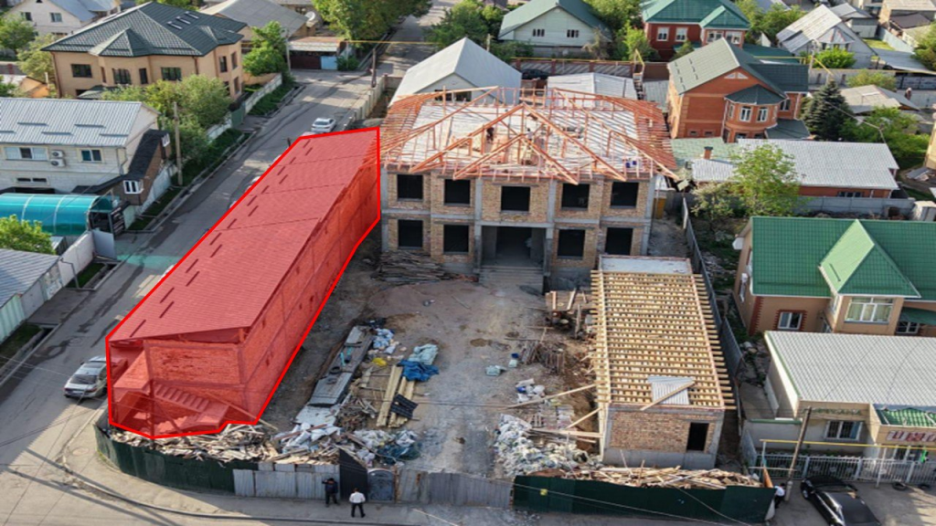 В Алматы сносят незаконно построенное двухэтажное здание снос