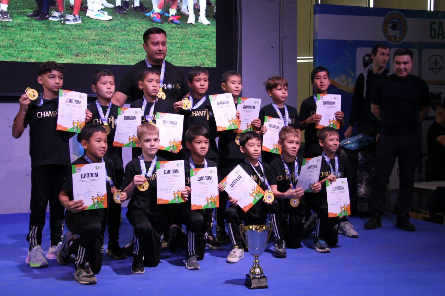 В Алматы наградили победителей чемпионата «Балалар Футбол Лигасы» награждение
