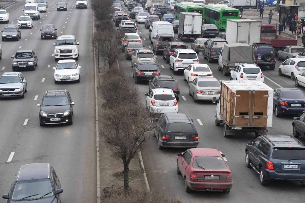 Смог в Алматы: в управлении экологии прокомментировали качество воздуха в городе пробка дорога