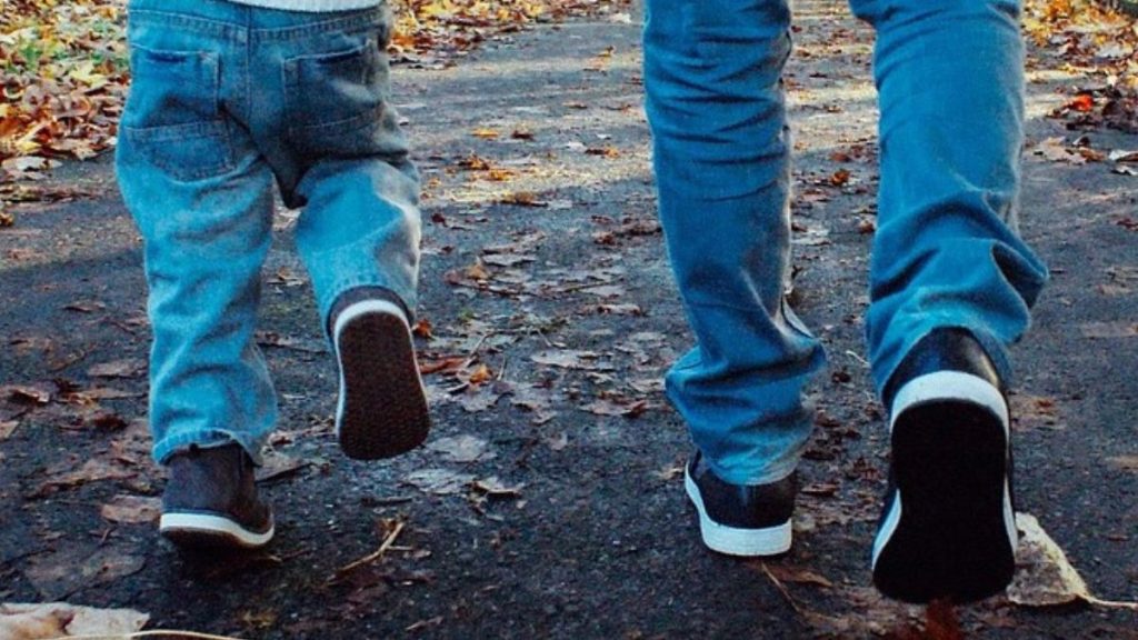 ребёнок и мужчина