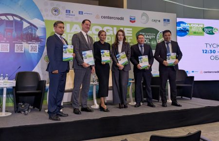 Асель Тасмагамбетова (в чёрном платье) модерировала саммит