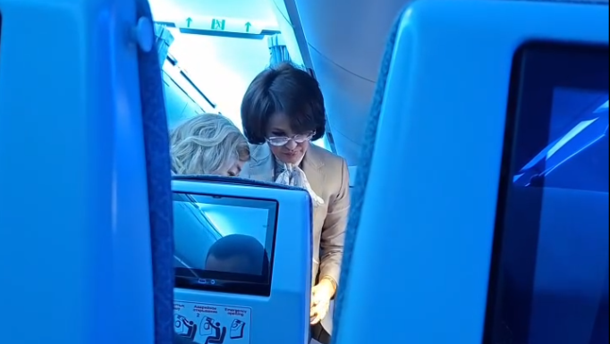 Министр здравоохранения помогла пассажирке на борту самолёта Акмарал Альназарова