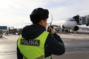 Пошутил о бомбе: мужчину сняли с рейса в аэропорту Астаны