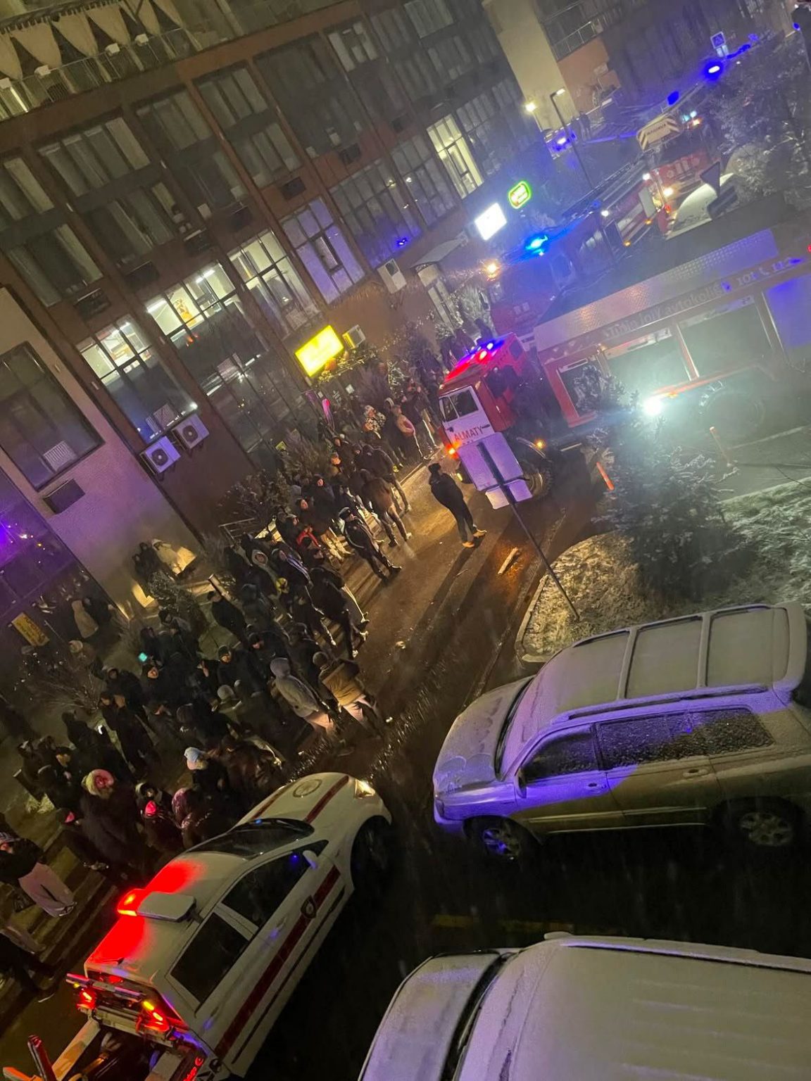 В паркинге ЖК Rams City в Алматы загорелся автомобиль: пожарная сигнализация не сработала