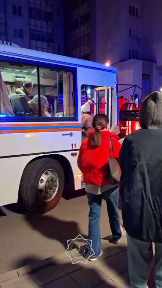 30 жителей многоэтажки эвакуировали ночью в Алматы