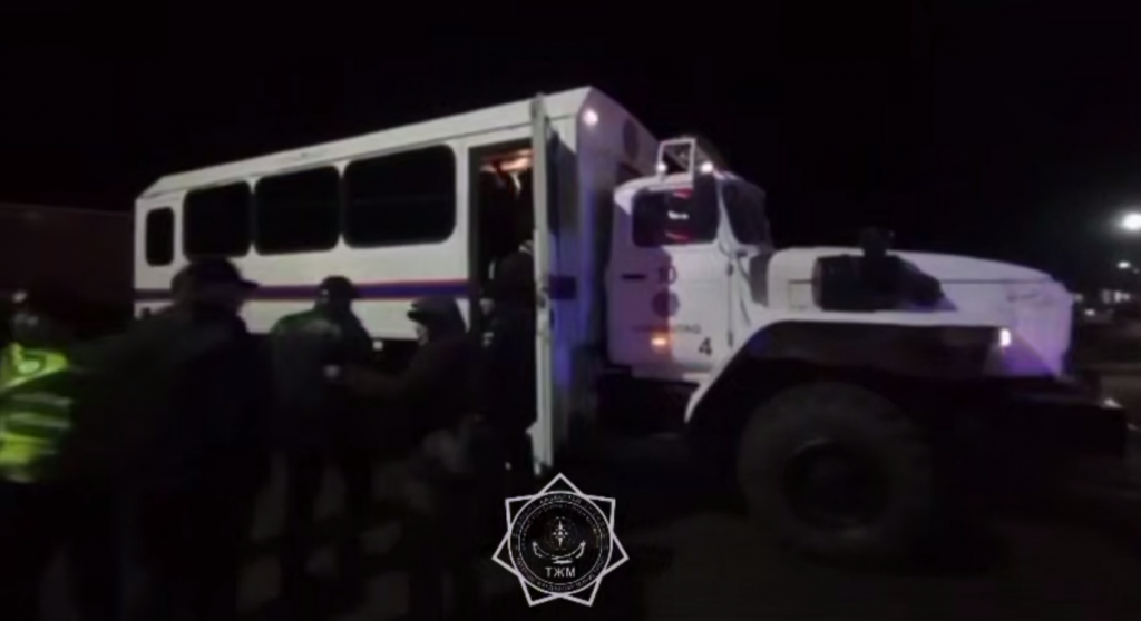 Больше 50 человек эвакуировали с закрытой трассы в Актюбинской области