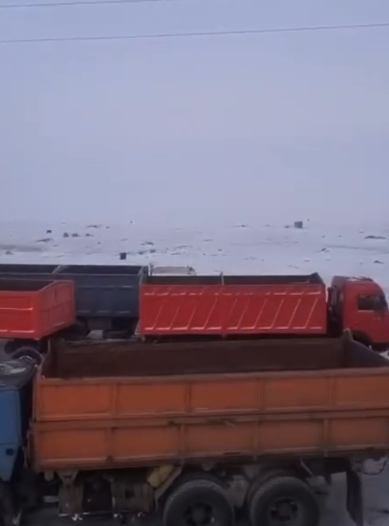 Сутками в очереди за углём стоят водители грузовиков в Карагандинской области