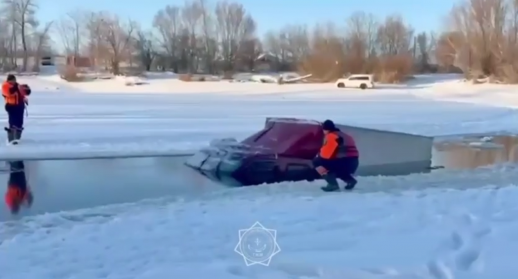 В ЗКО водитель утопил в реке «Газель»