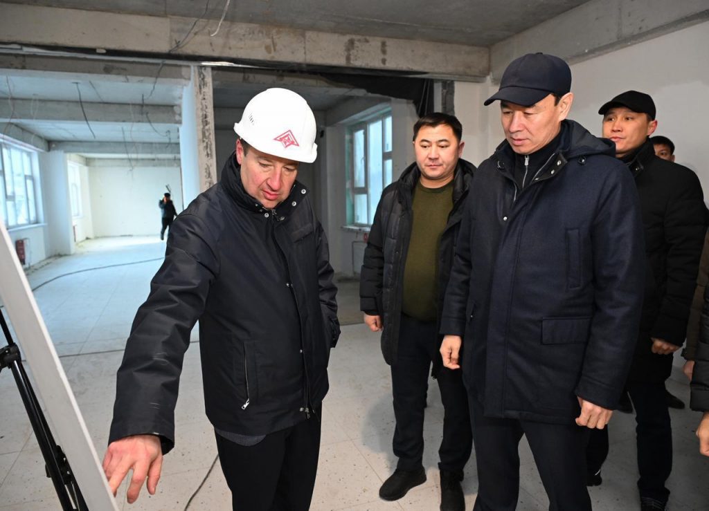 Строительство школ в Алматы: аким пригрозил подрядчикам судом