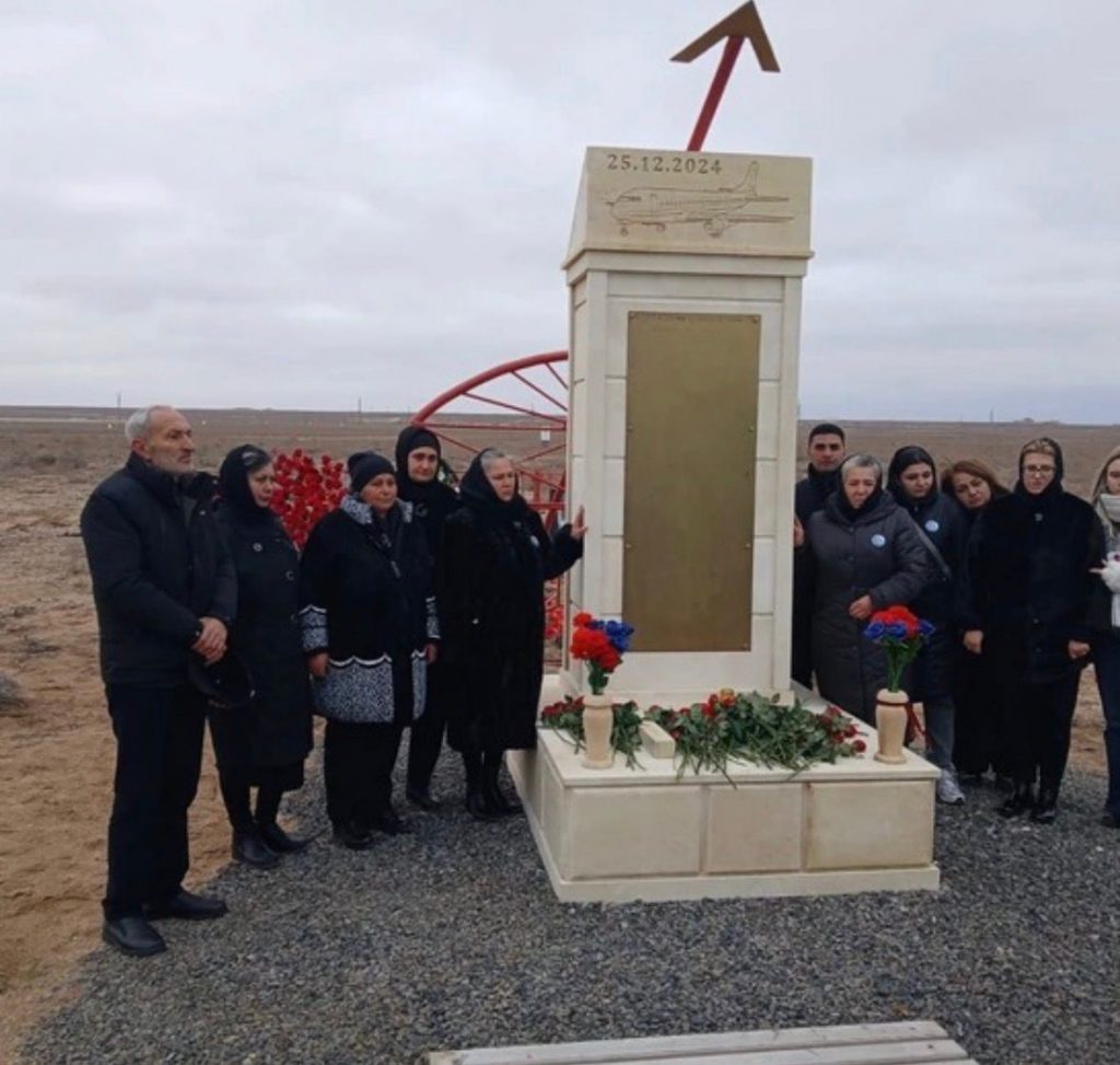 Крушение самолёта AZAL: родственники членов экипажа посетили место трагедии в Актау