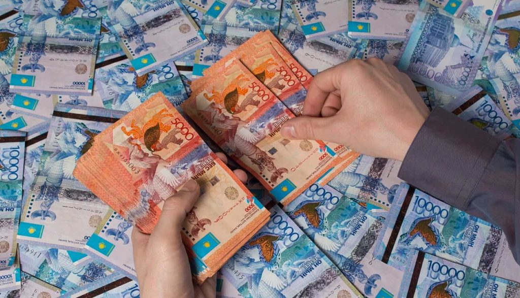 Казахстанцы массово переходят на тенговые депозиты – долларизация обновила минимум