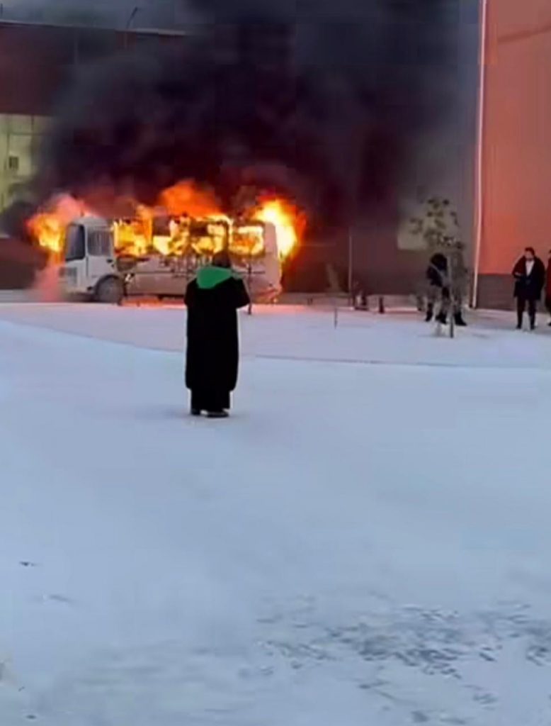 Пассажирский автобус сгорел на территории школы в Косшы