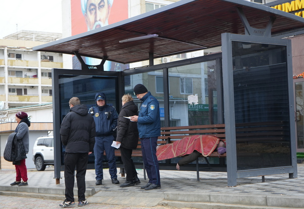 Тело мужчины нашли на остановке в Актау