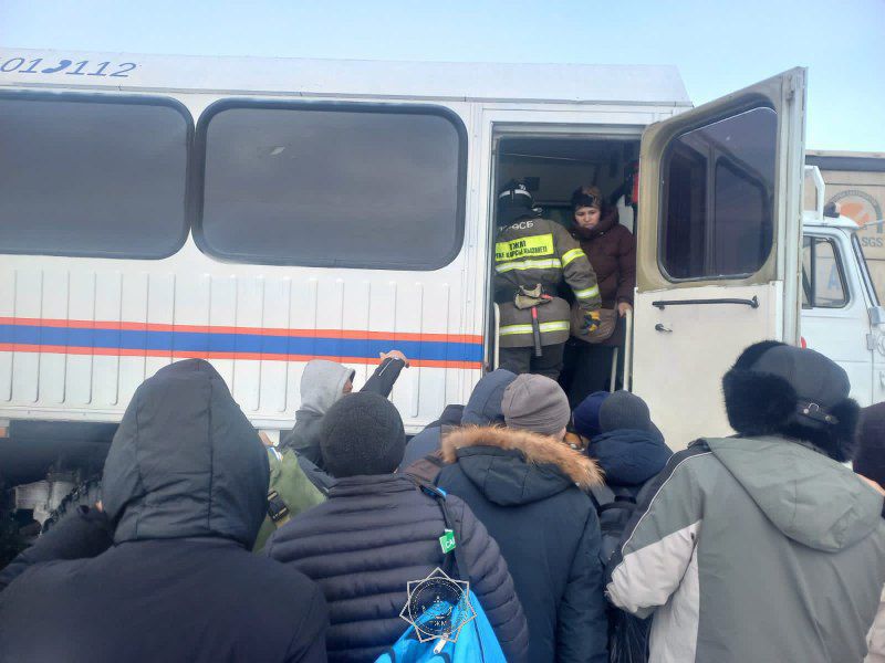 Автобус столкнулся с грузовиком в Актюбинской области