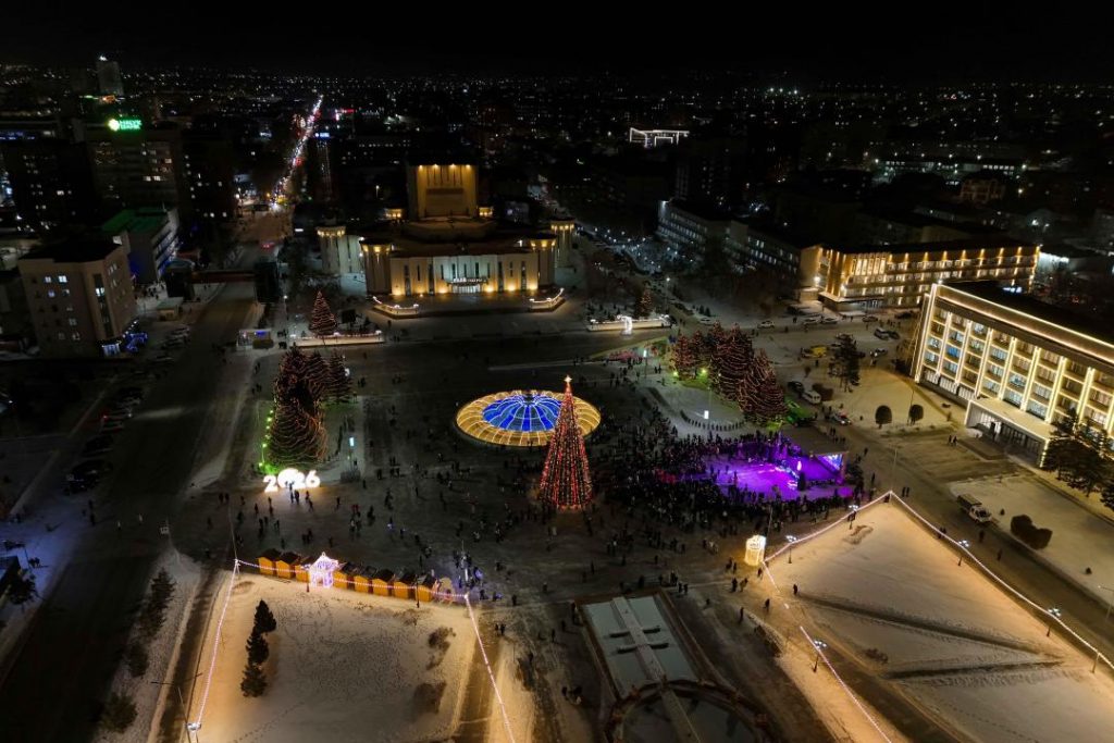 В Семее зажгли главную ёлку