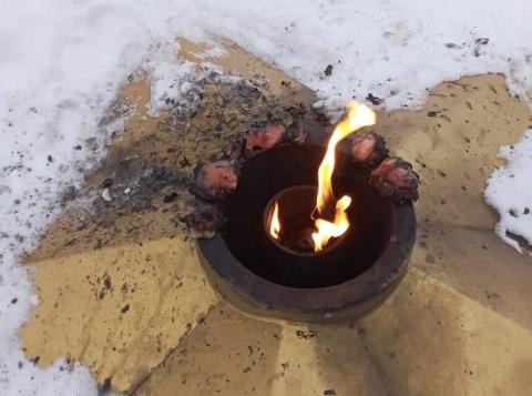 Пять суток ареста получил житель Риддера, жаривший курицу на Вечном огне