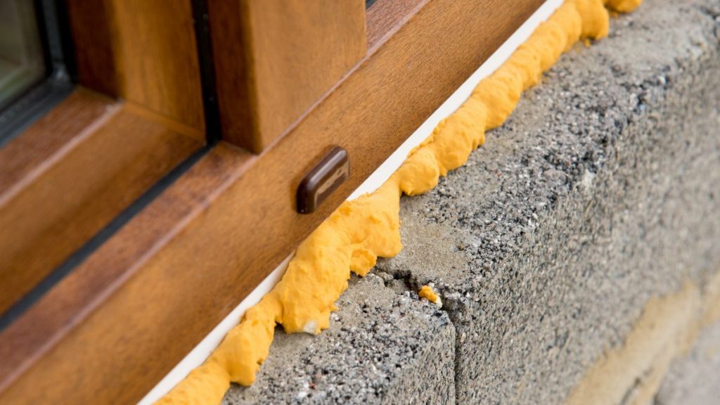 Неизвестный в Шымкенте запенил двери семи точек общепита на Арбате дверь, пена