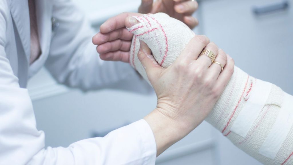 Гололёд в Астане: почти 200 человек получили травмы гипс