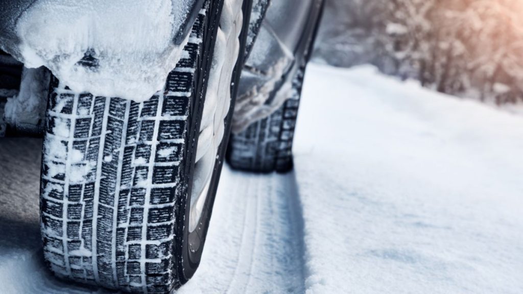 Казахстанцев начнут штрафовать за «летние» шины шины