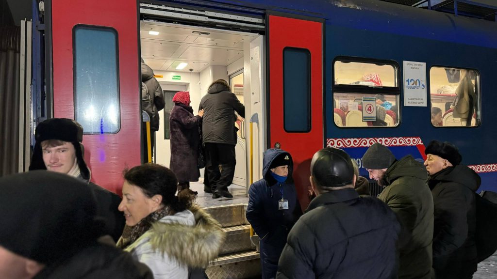 Трассы закрыты из-за непогоды: в казахстанских поездах организуют дополнительные места поезд