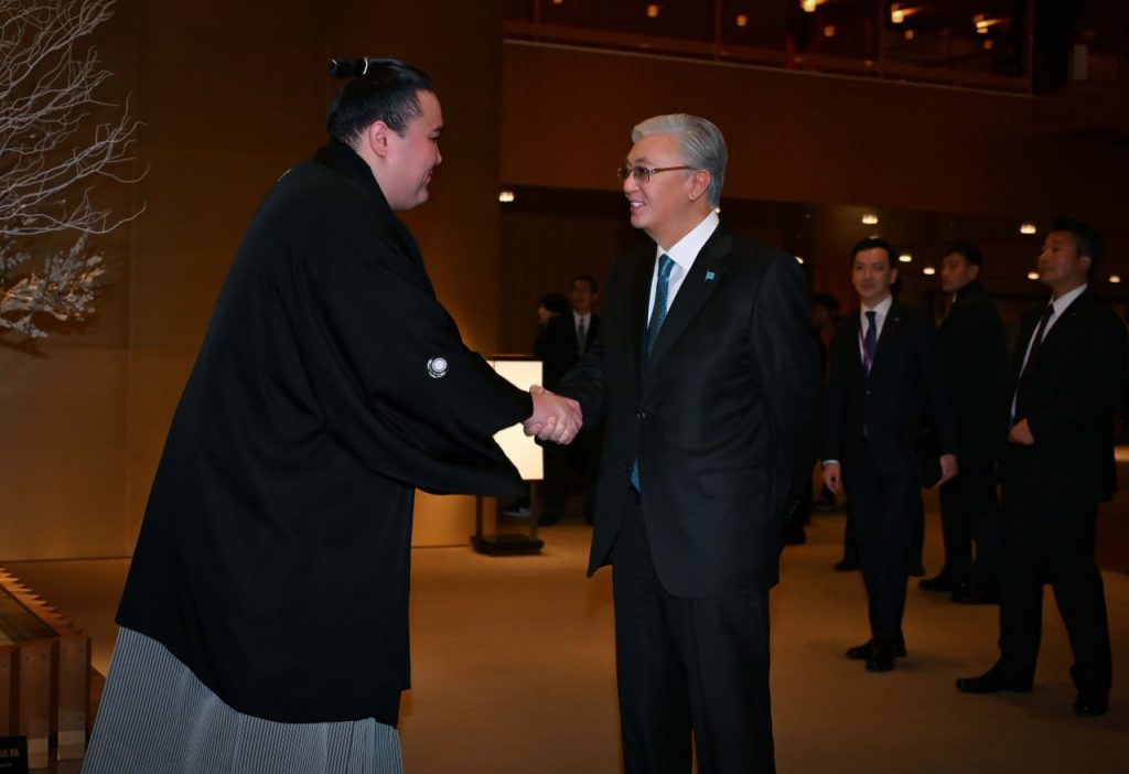 Токаев встретился в Токио с борцом сумо Ерсином Балтагулом