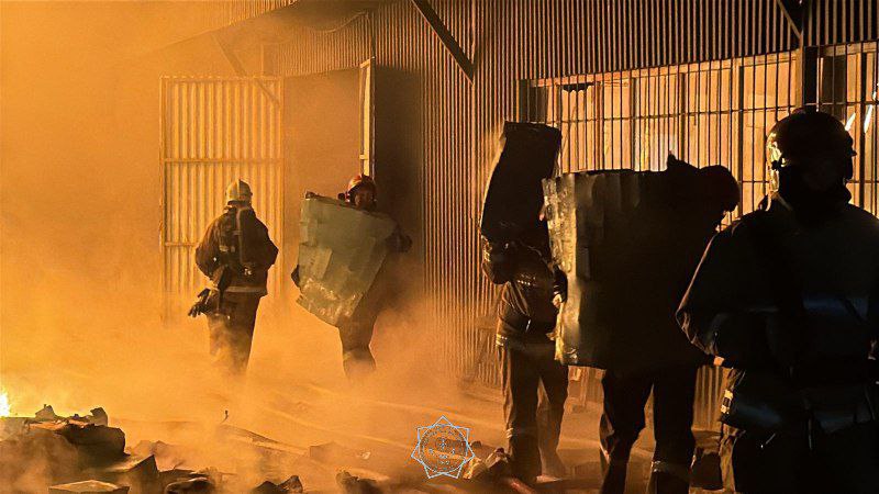 Крупный склад сгорел в Алматы ночью