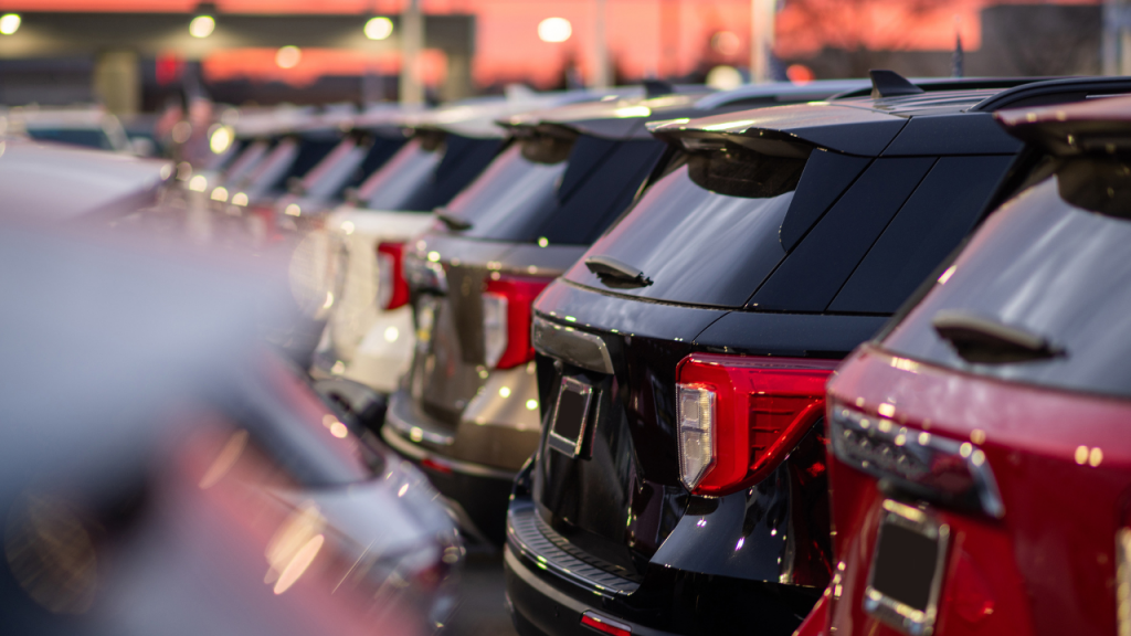 20-летний водитель протаранил несколько авто на парковке жилого дома в Актау