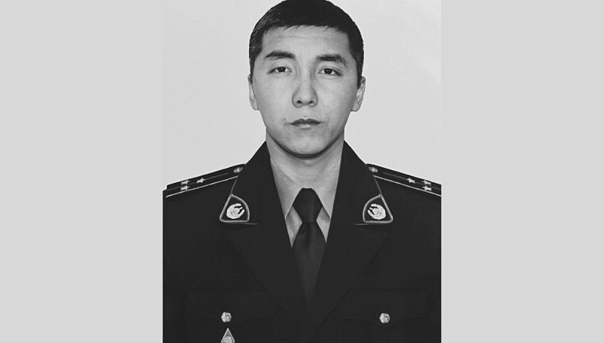 Инспектор патрульной полиции скончался под колесами Тойоты на трассе в Акмолинской области