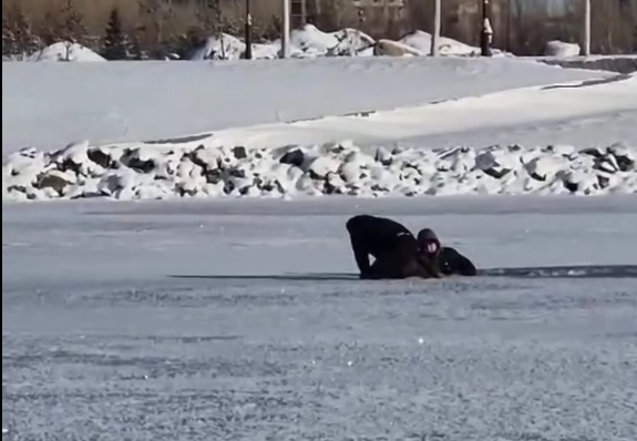 Астанчанина наградили за спасение провалившегося под лёд человека