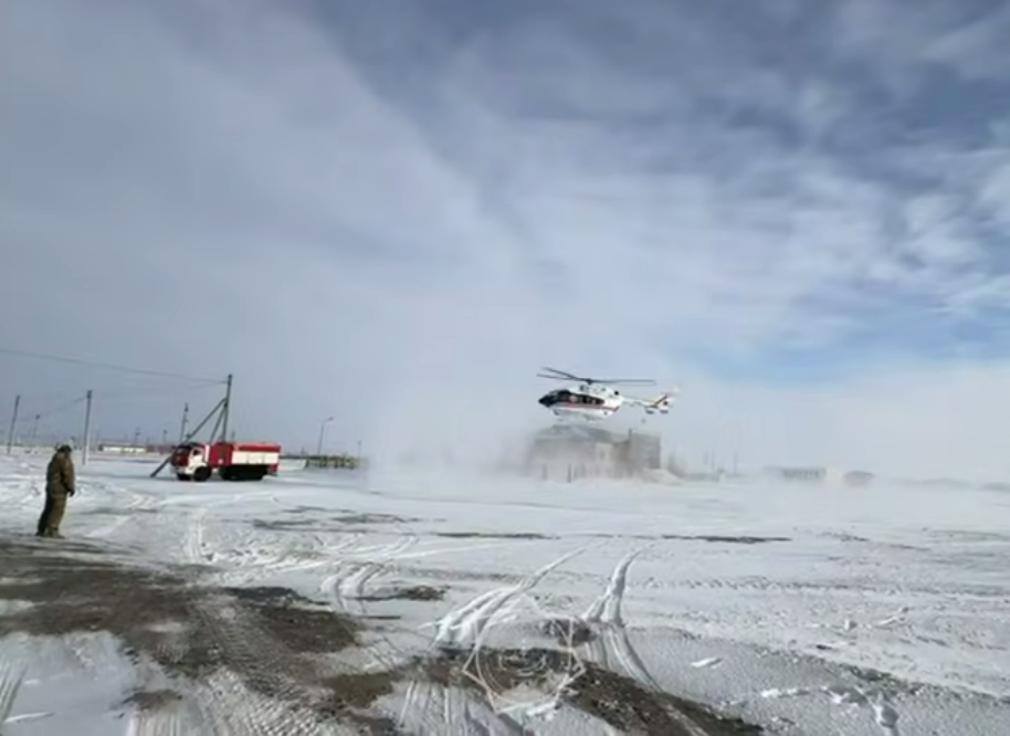 В ЗКО спасатели экстренно доставили пациента в больницуна вертолете