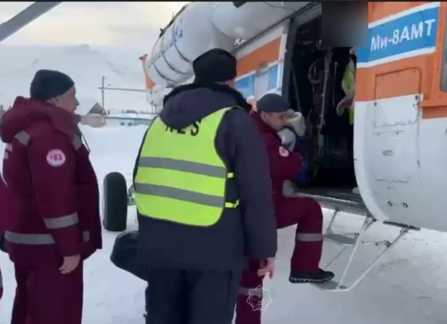 В ВКО спасатели помогли доставить маленького ребенка в больницу