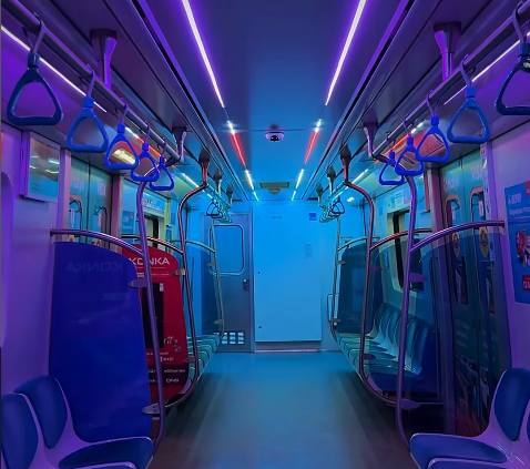 В алматинском метро запустили новогодний поезд метро новый год