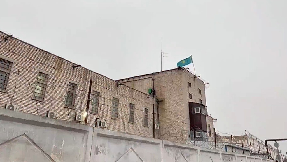 Телефоны и наркотики пытались провезти в досках в колонию Западно-Казахстанской области