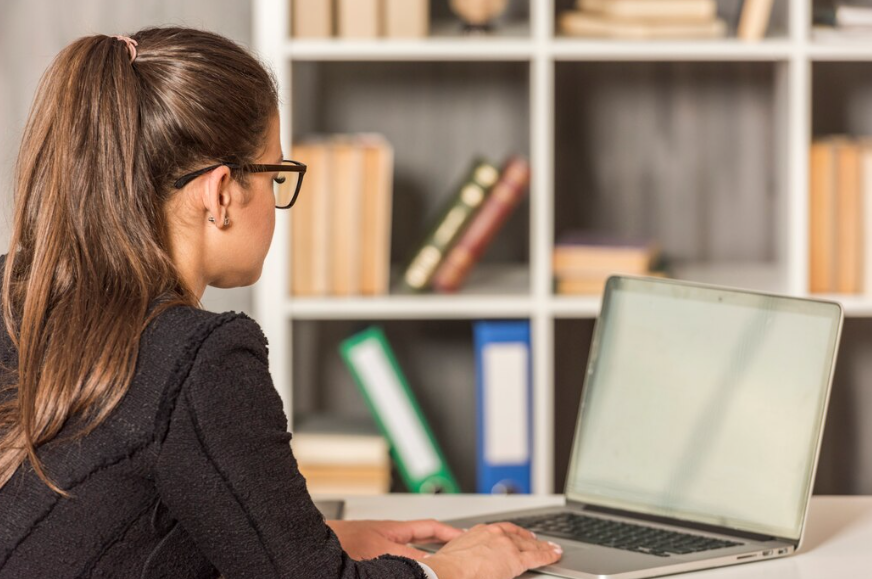 Все школьные электронные журналы объединят в одну систему в Казахстане