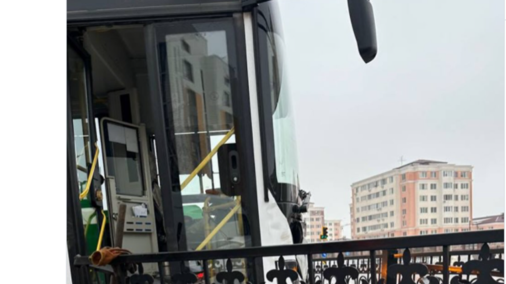 Гололёд в Астане: автобус въехал в металлическое ограждение