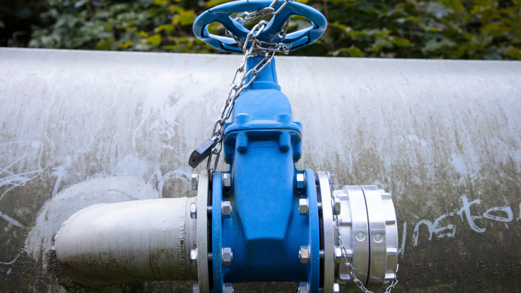 В Акмолинской области из-за прорыва трубы дом оказался в аварийном состоянии