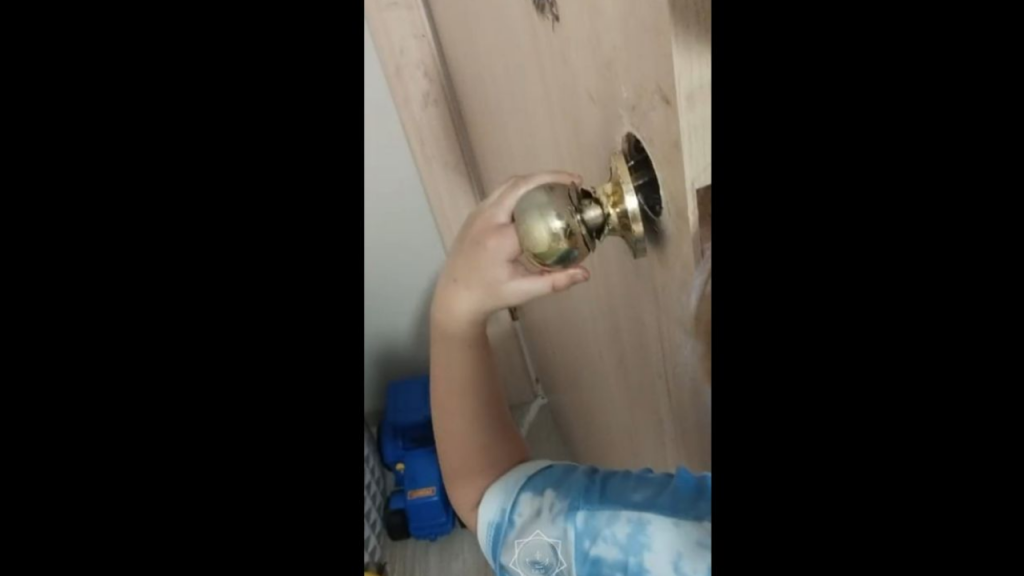 В Костанае палец ребёнка застрял в дверном замке