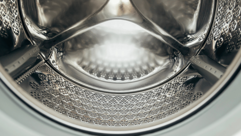 Женщину, поместившую кота в стиральную машину, привлекли к ответственности