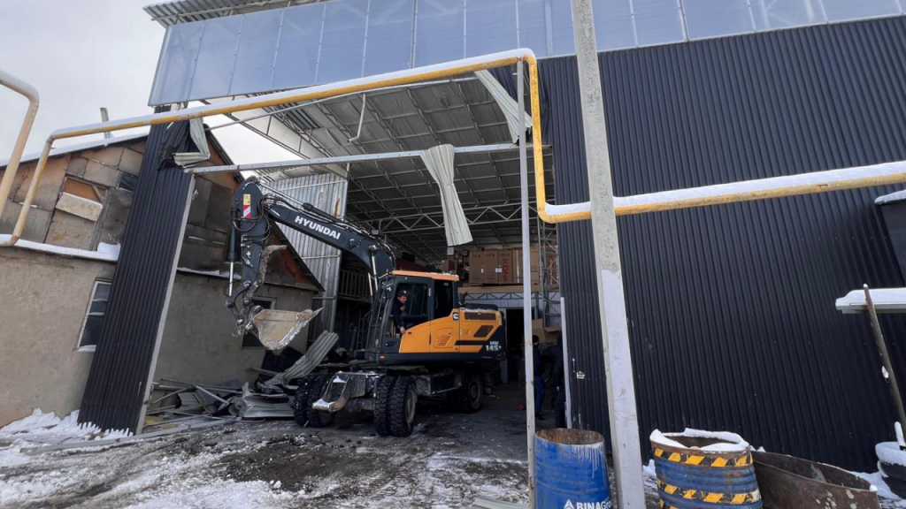 В Алматы сносят незаконно построенное двухэтажное здание