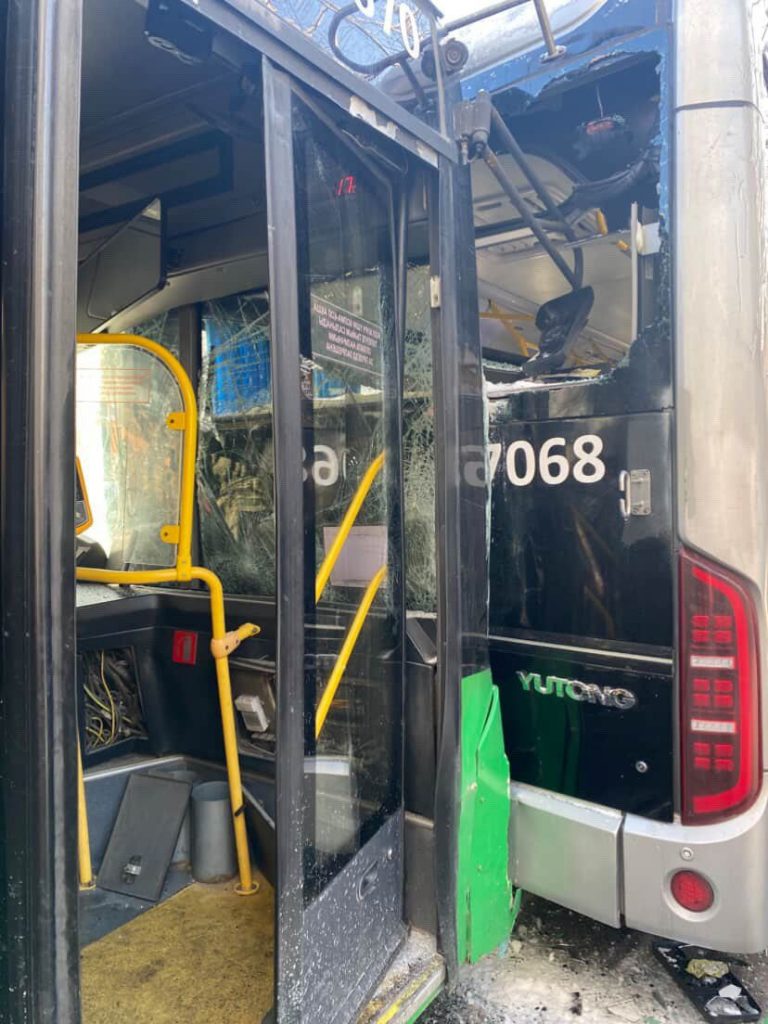 В Алматы автобус врезался в троллейбус: пострадала пассажирка