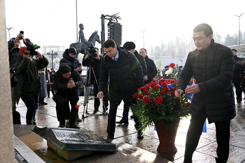 В Алматы возложили цветы к монументу Независимости монумент независимости